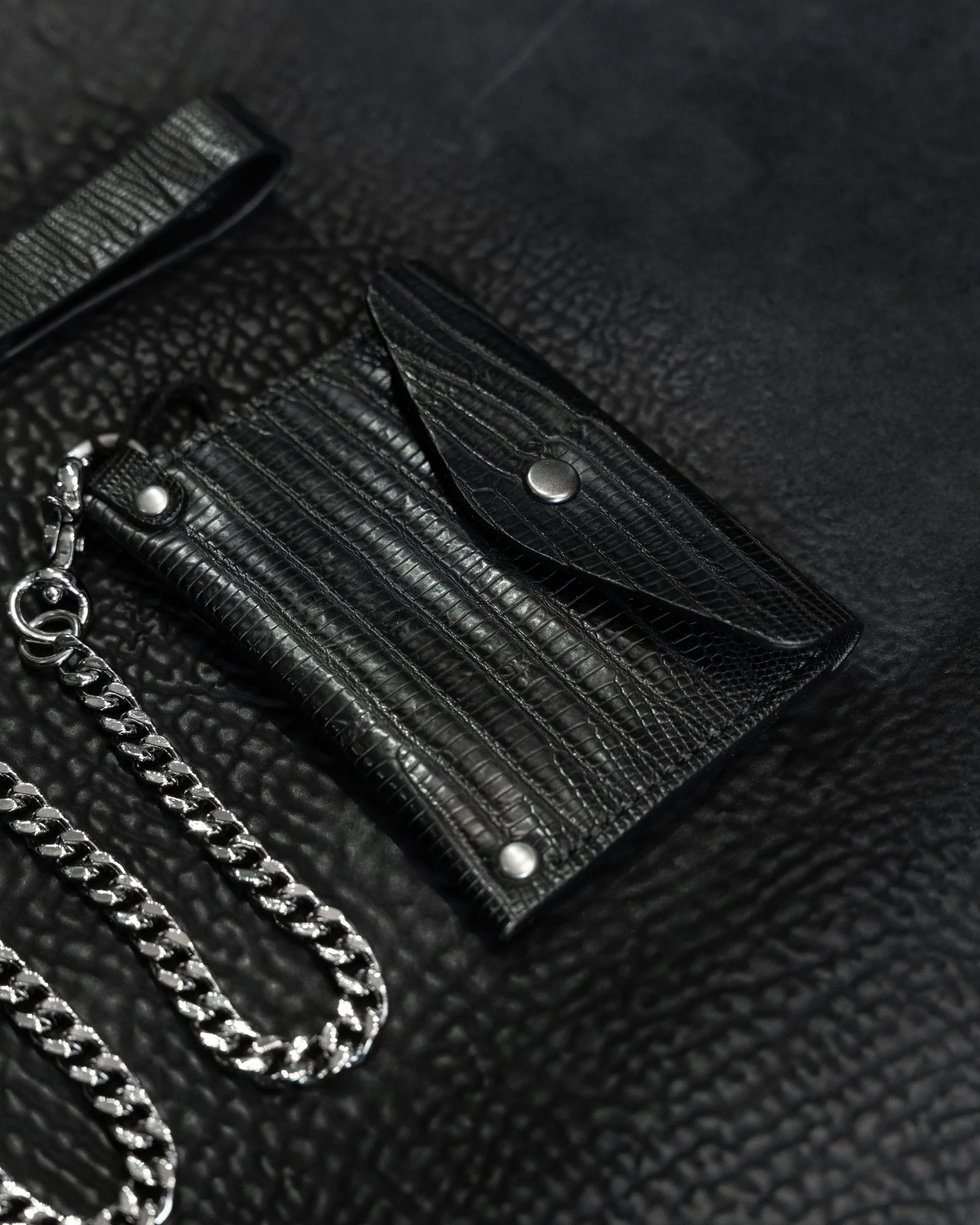 Black Lizard Cadena Card Case with Curb Chain - Image 3