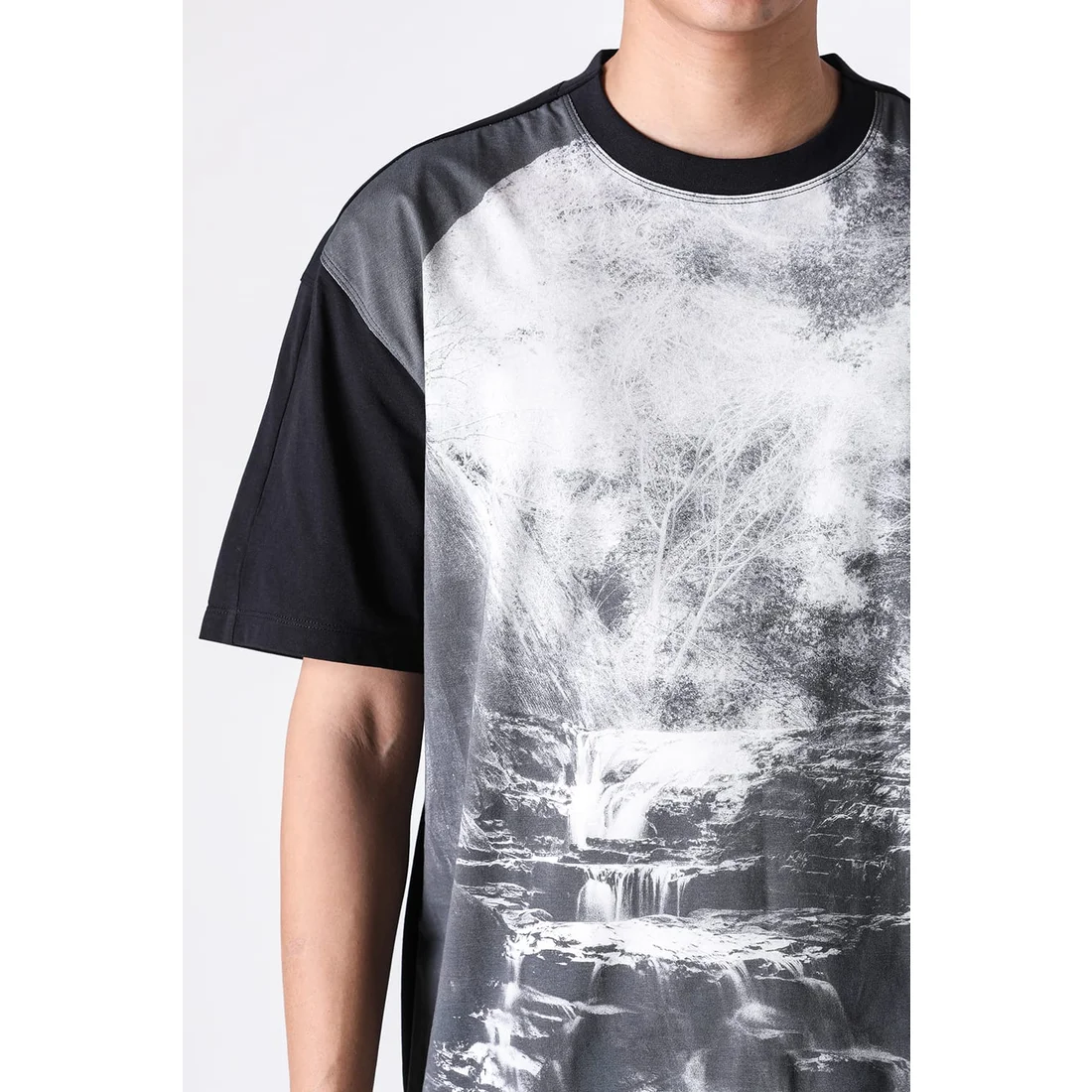 Black Printed Landscape T-shirt - Image 8