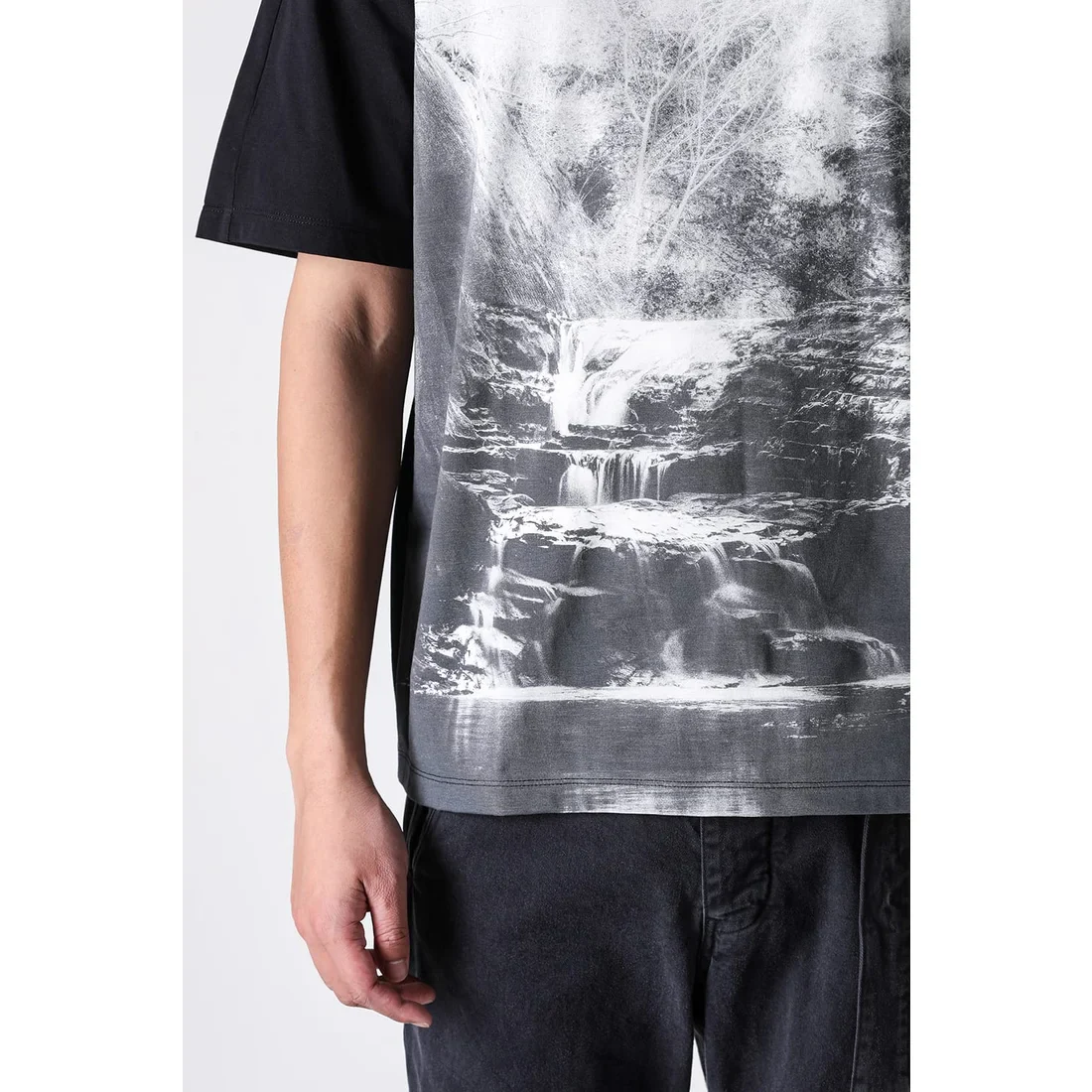 Black Printed Landscape T-shirt - Image 9