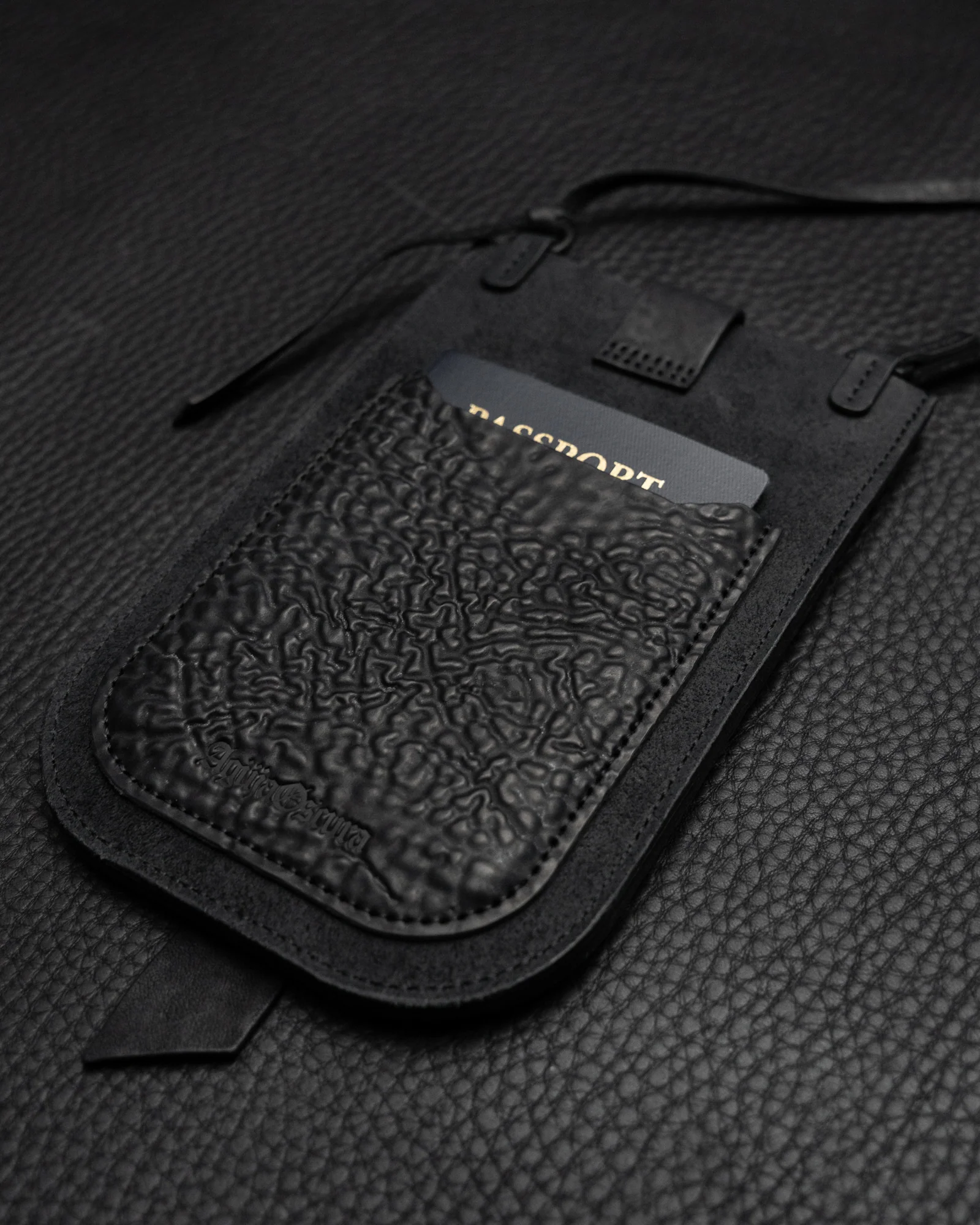 Black Reverse Culatta Viaje Travel Pouch - Image 3