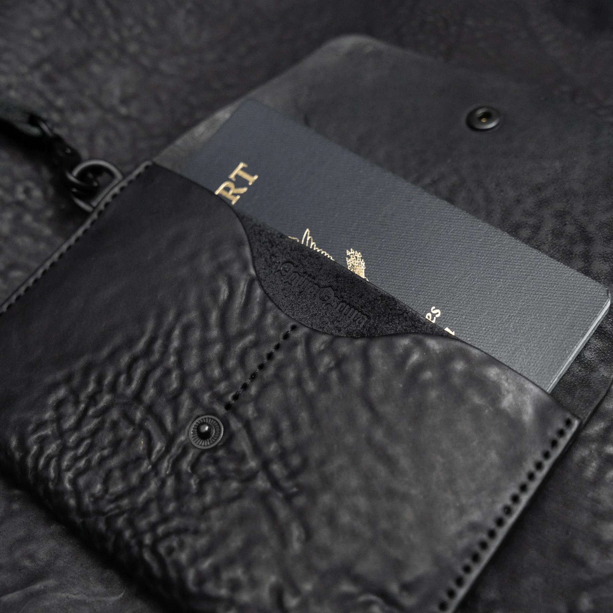 Black Reverse Culatta Viaje Travel Wallet - Image 5
